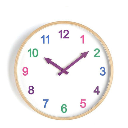 Puinen seinäkello värikkäillä numeroilla