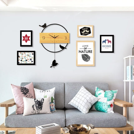 Moderni seinäkello lintukoristeilla ja heilurilla