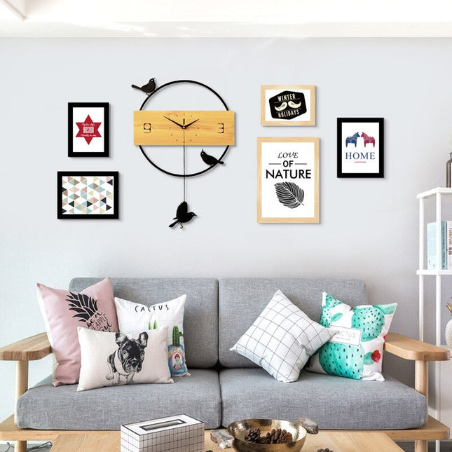 Moderni seinäkello lintukoristeilla ja heilurilla