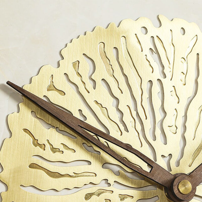 Marmoritaustainen seinäkello kultaisella koristeella