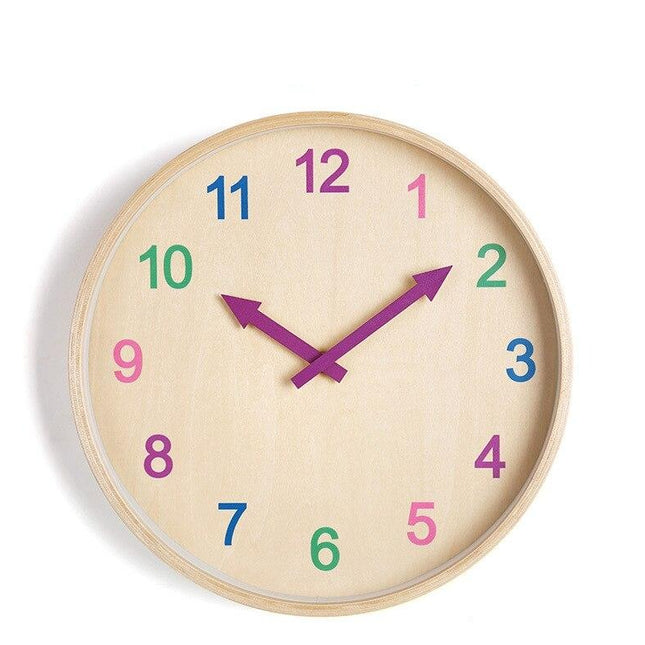Puinen seinäkello värikkäillä numeroilla