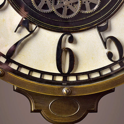 Antiikkinen asemakello heilurilla seinälle