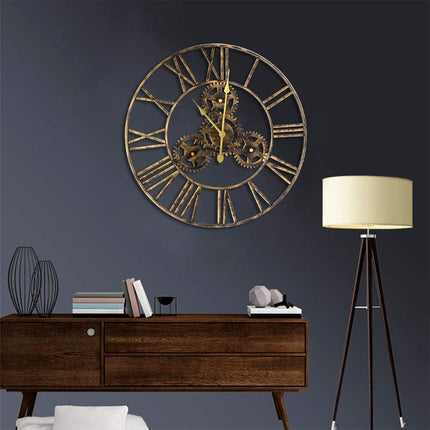 Suuri metallinen seinäkello näkyvillä rattailla