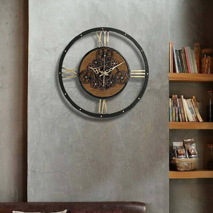 Iso seinäkello liikkuvilla rattailla