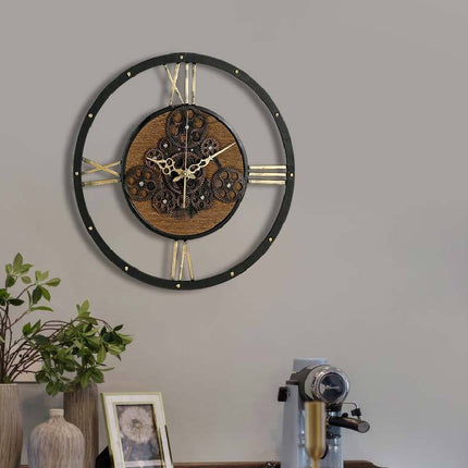 Iso seinäkello liikkuvilla rattailla