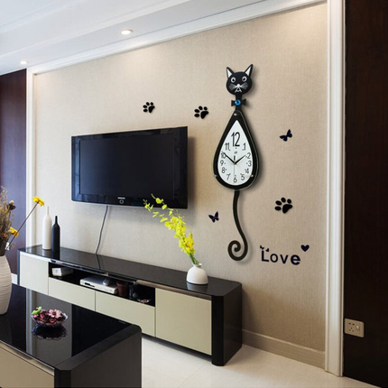 Kissanmuotoinen seinäkello heiluvalla hännällä