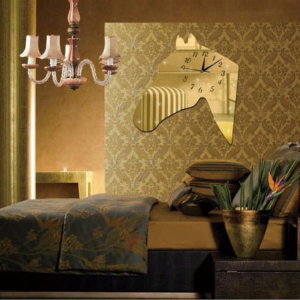 Hevosenpään muotoinen peiliseinäkello