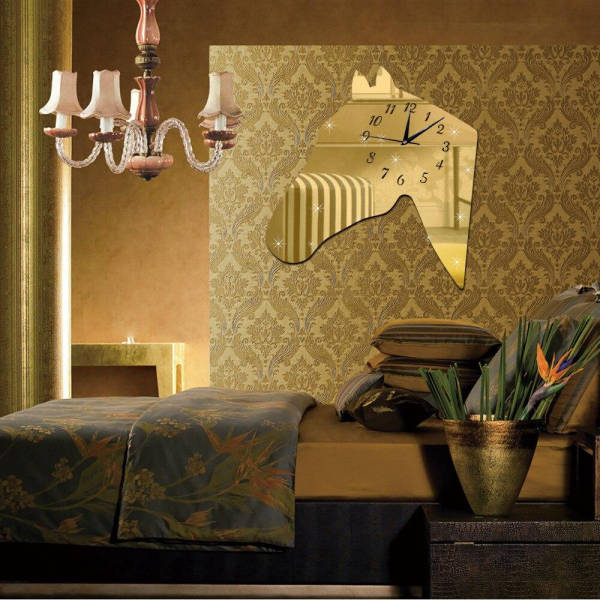 Hevosenpään muotoinen peiliseinäkello