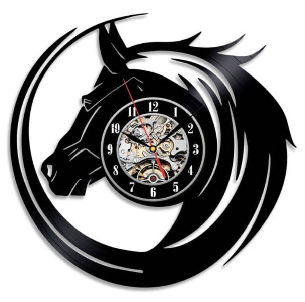 Hevosaiheinen seinäkello vinyylilevystä