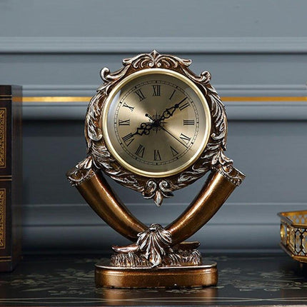 Kultainen vintage-pöytäkello olohuoneen sisustukseen