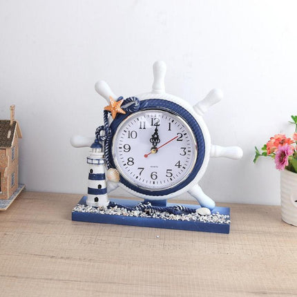 Merellinen pöytäkello laivan ruori -muotoilulla
