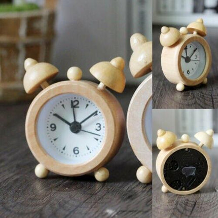 Pieni puinen herätyskello yöpöydälle