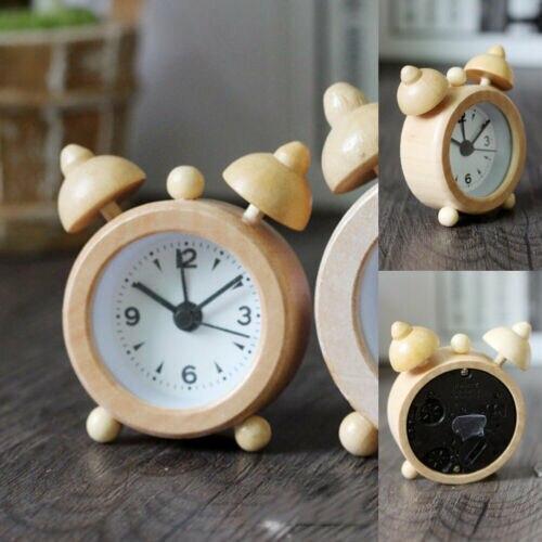 Pieni puinen herätyskello yöpöydälle