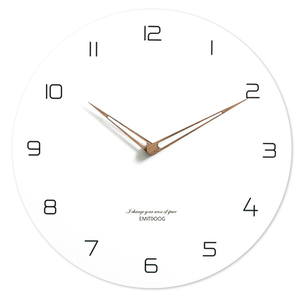 Yksinkertainen valkoinen seinäkello puuosoittimilla