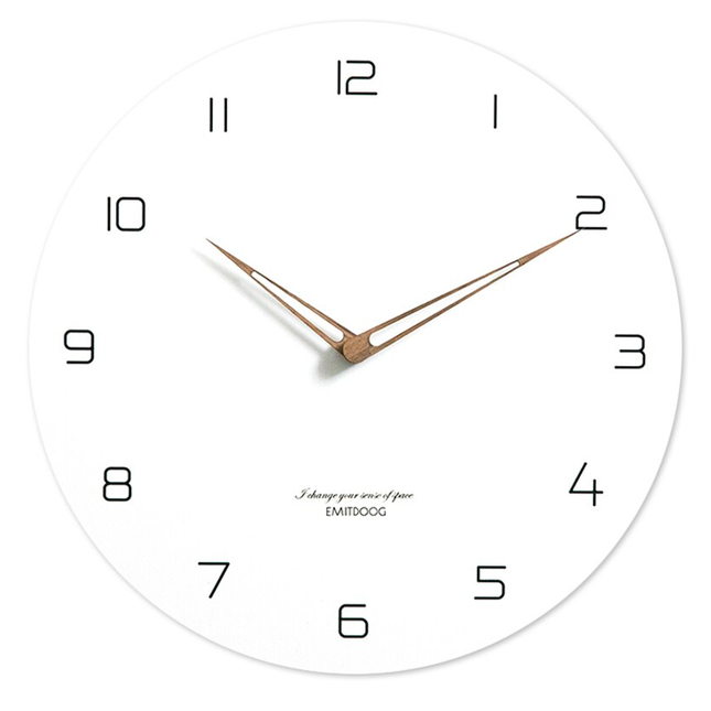 Yksinkertainen valkoinen seinäkello puuosoittimilla