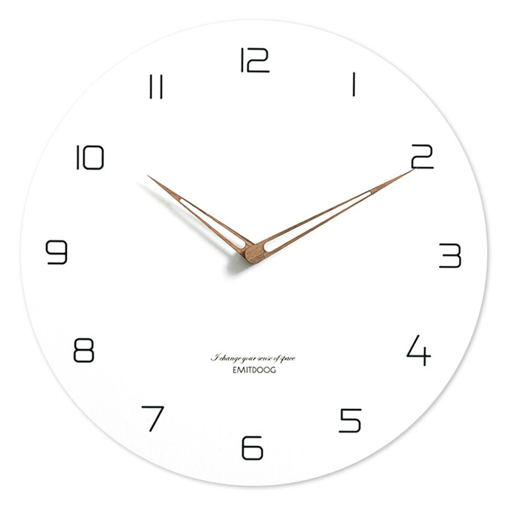 Yksinkertainen valkoinen seinäkello puuosoittimilla