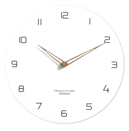 Yksinkertainen valkoinen seinäkello puuosoittimilla