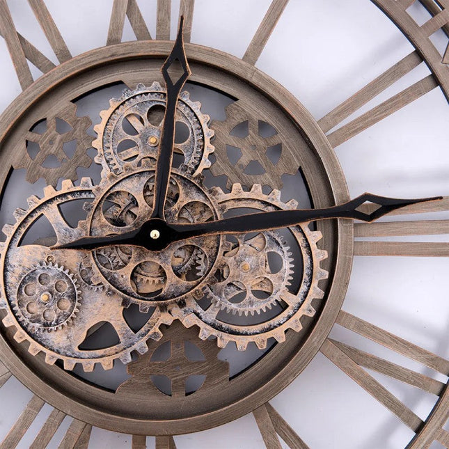 Teollinen seinäkello näkyvillä mekanismeilla