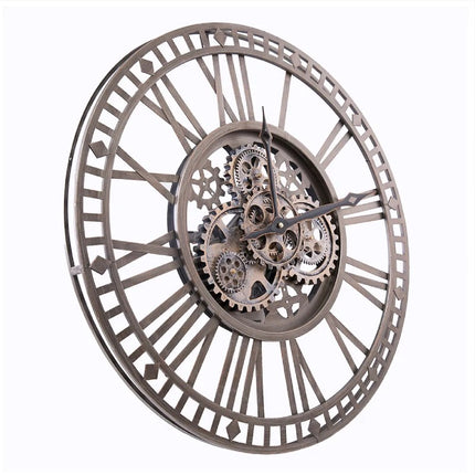 Teollinen seinäkello näkyvillä mekanismeilla