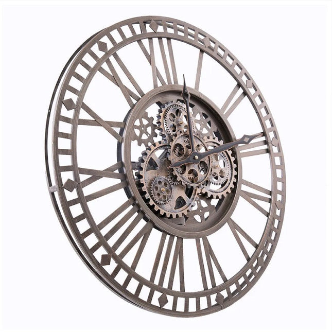 Teollinen seinäkello näkyvillä mekanismeilla