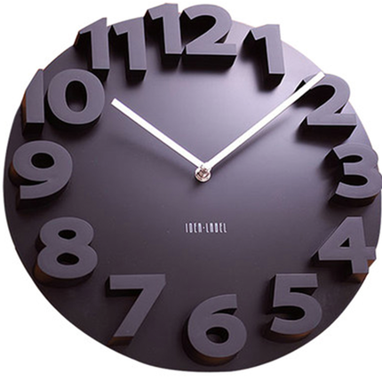 Valkoinen seinäkello suurilla 3D-numeroilla