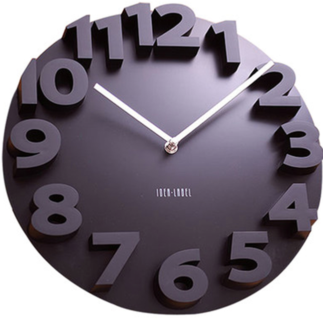 Valkoinen seinäkello suurilla 3D-numeroilla