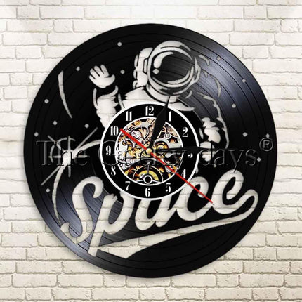 Astronautti-aiheinen vinyylilevy seinäkello