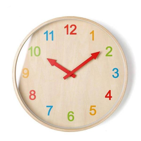 Puinen seinäkello värikkäillä numeroilla
