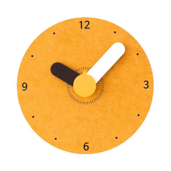 Puinen seinäkello suurilla pyöristetyillä osoittimilla