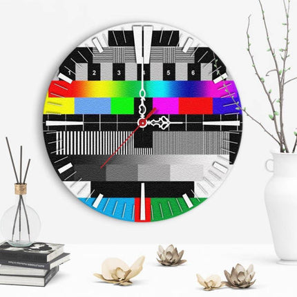 Retro seinäkello television testikuviolla