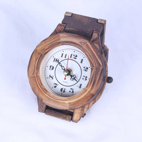 Ainutlaatuinen seinäkello rannekellon muodossa