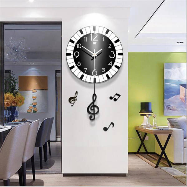 Seinäkello pianoteemalla ja nuoteilla