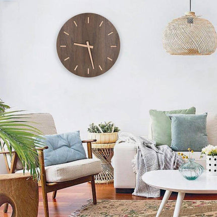 Äänetön puinen seinäkello olohuoneeseen