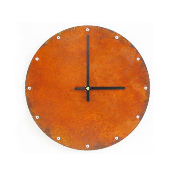 Pyöreä ruosteinen teollinen seinäkello