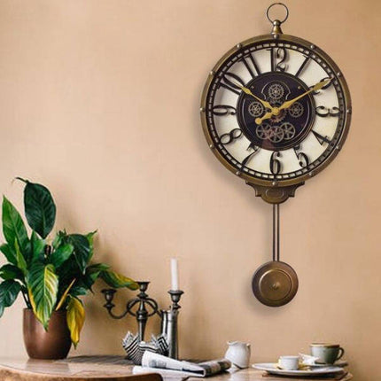 Seinäkello heilurilla ja näkyvillä hammasrattailla