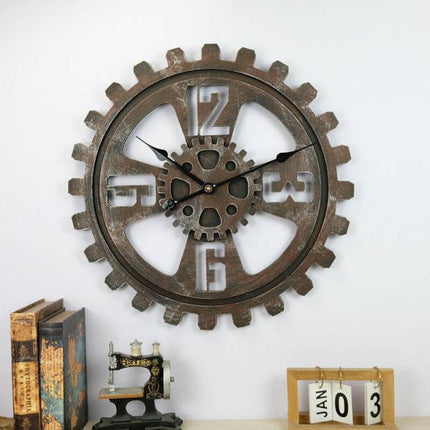 Iso seinäkello ison hammasrattaan muotoinen