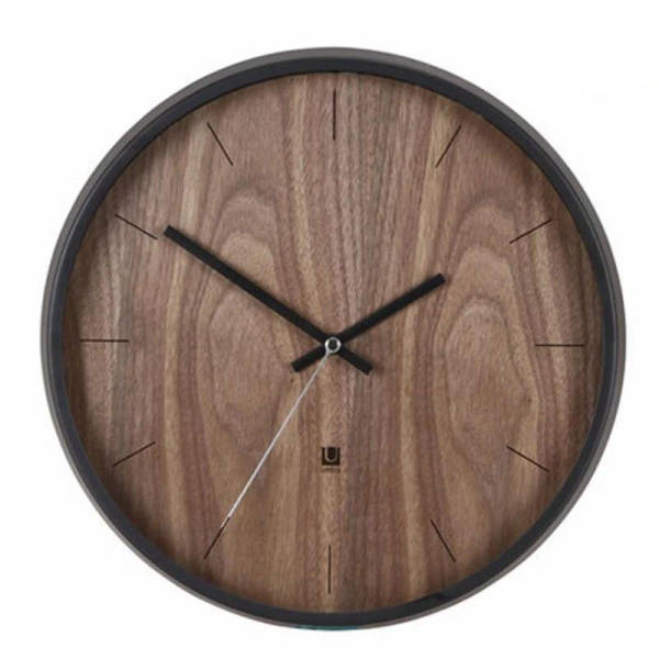 Äänetön puinen seinäkello makuuhuoneeseen