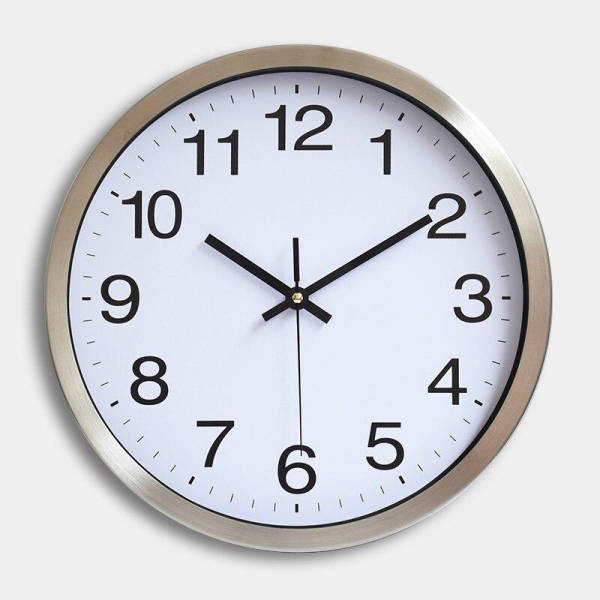 Klassinen seinäkello metallikehyksellä