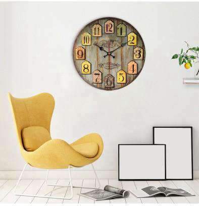 Suuri puinen seinäkello rustiikkiseen sisustukseen