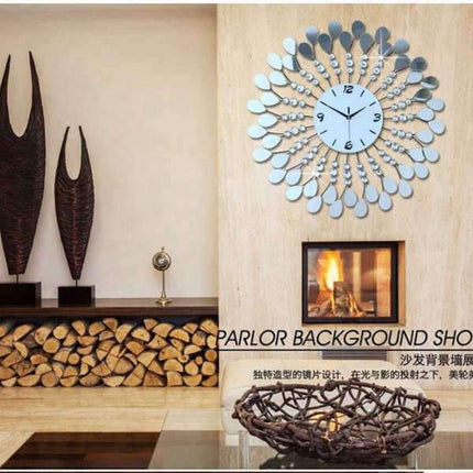 Suuri koristeellinen peili seinäkello