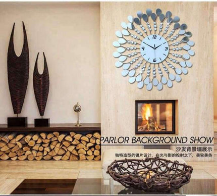 Suuri koristeellinen peili seinäkello