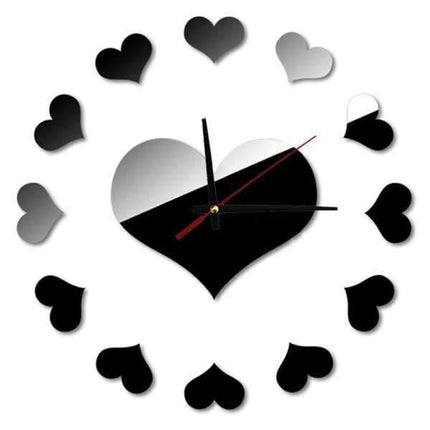 Suuri sydämenmuotoinen seinäkello tarroilla