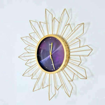 Suuri metallinen auringonkehrä seinäkello