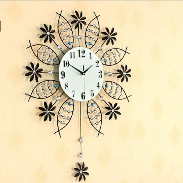 Koristeellinen metalliseinäkello kukilla ja heilurilla