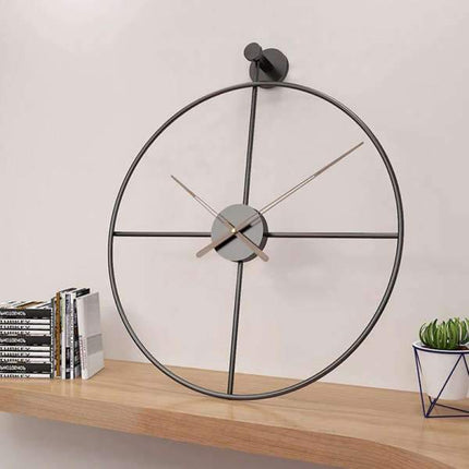 Suuri minimalistinen metallinen seinäkello