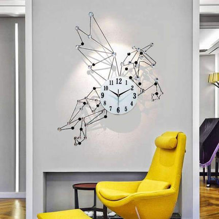 Pegasus-muotoinen seinäkello kristallikoristein