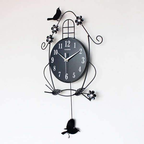 Romanttinen seinäkello heilurilla ja linnuilla