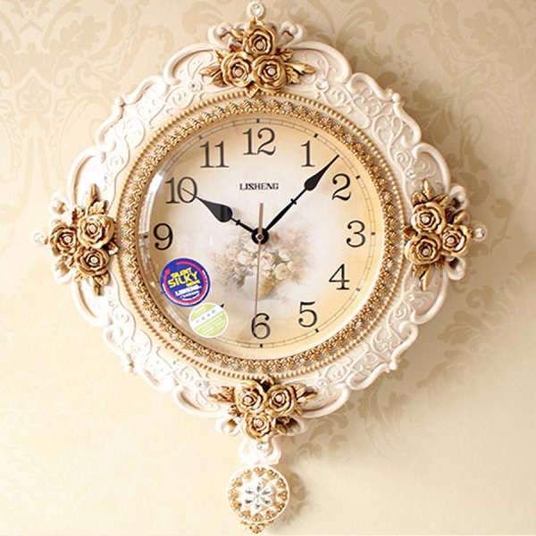 Koristeellinen barokkityylinen seinäkello heilurilla