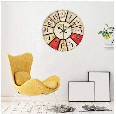 Vintage-seinäkello punertavilla yksityiskohdilla