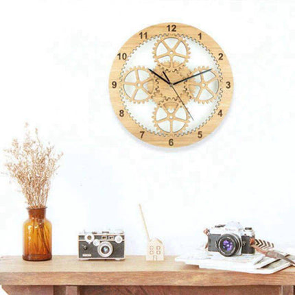 Pyöreä puinen seinäkello rataskuviolla